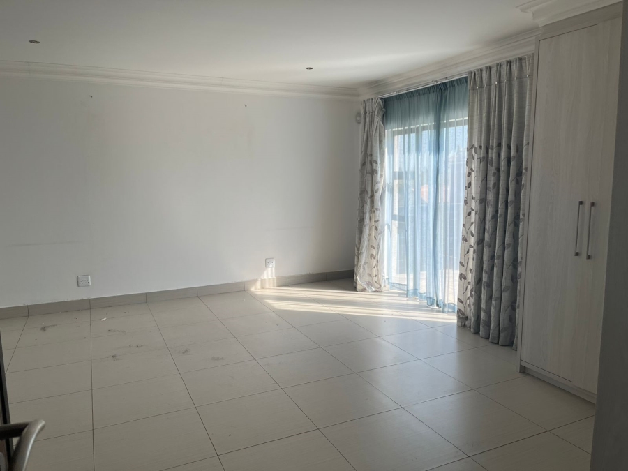 To Let 4 Bedroom Property for Rent in Heuwelsig Free State